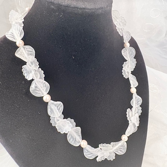 Vintage Avon 80s Jardinia Frosted Floral Pearl Accent Necklace Cottagecore 161 - Picture 3 of 13